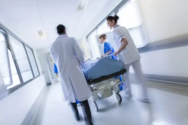Salle de régulation médicale avec écrans de suivi en temps réel